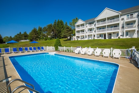 2 outdoor pools, a heated pool, pool umbrellas, sun loungers. Strawberry Hill Seaside Inn