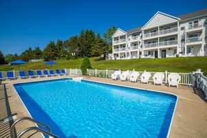2 piscinas al aire libre, una piscina climatizada, sombrillas