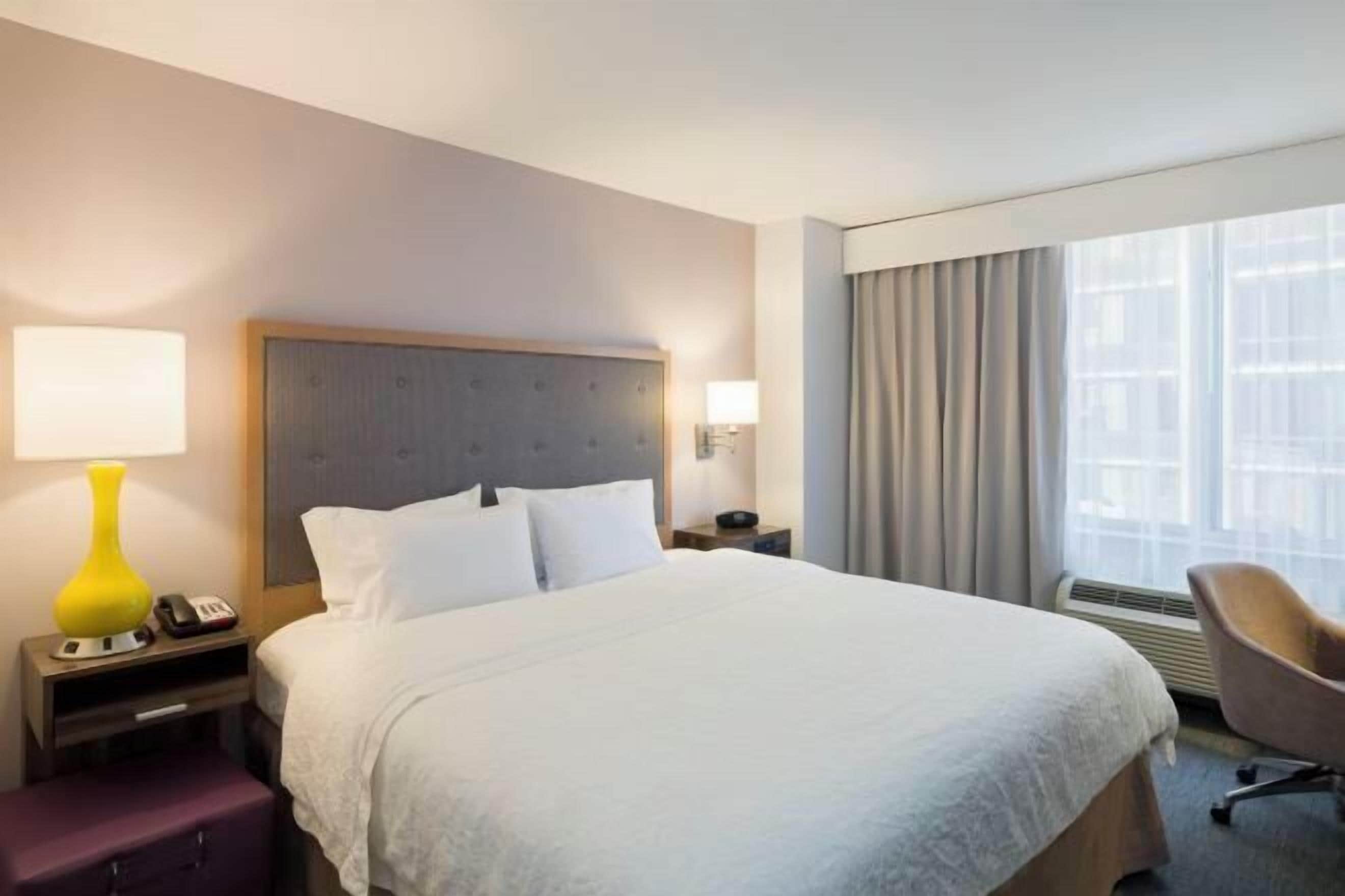 Tallelokero huoneessa, työpöytä, pimennysverhot, silitysrauta/-lauta