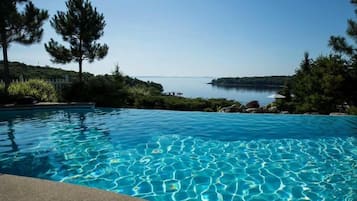 2 albercas al aire libre, alberca climatizada y sombrillas en la alberca