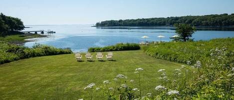 Un espace verdoyant avec des sièges en plein air et une vue sur un lac.