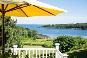 Deluxe Room, 1 King Bed, Garden View | Balcony view