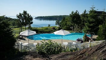 2 piscine all'aperto, una piscina riscaldata, ombrelloni da piscina