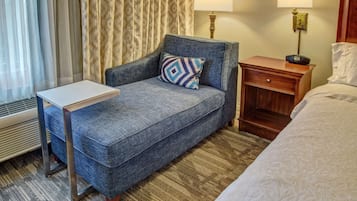 Zimmer, 1 King-Bett, barrierefrei, Badewanne (Mobility & Hearing) | Wohnbereich | 32-Zoll-LCD-Fernseher mit Kabelempfang, Fernseher