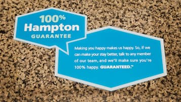 Un letrero azul con la Garantía Hampton sobre una encimera de granito.