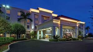A hotel with a modern facade, a welcoming entrance, and a well-lit exterior. - Hampton Inn & Suites Stuart-North (Stuart)