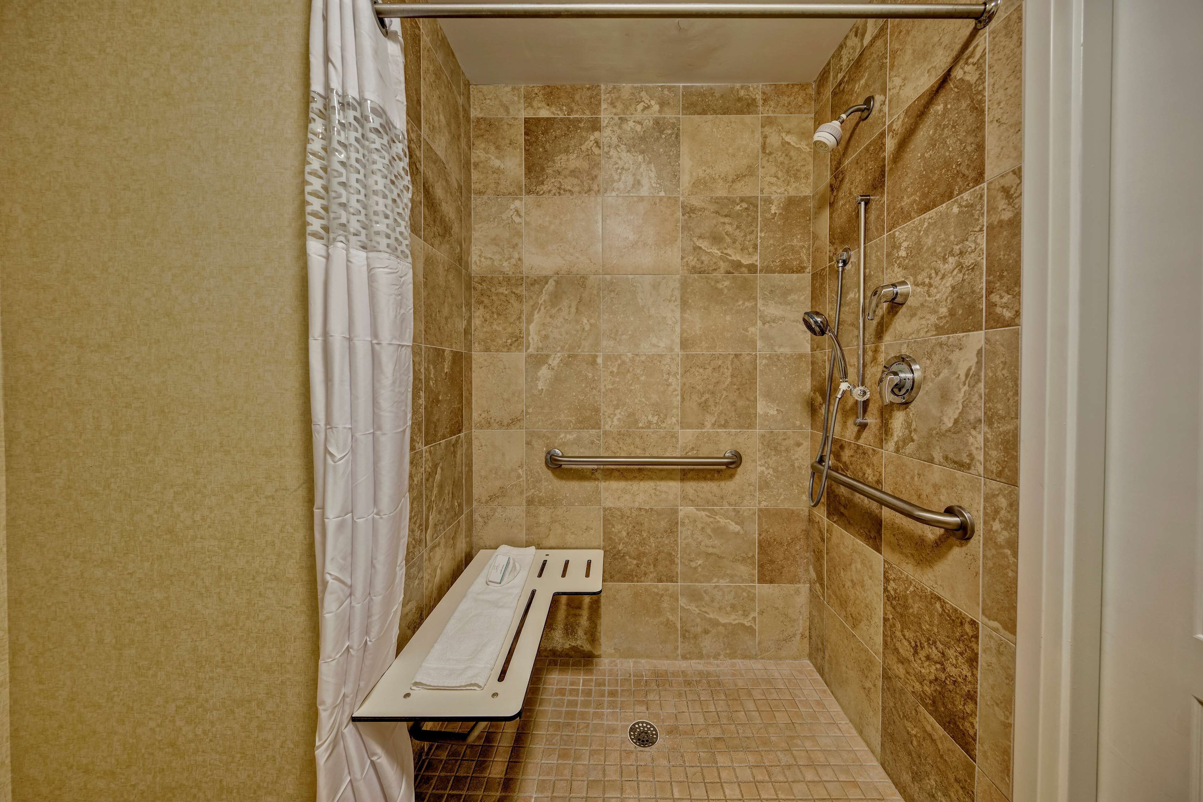 combined shower/bathtub, hydromassage showerhead, free toiletries