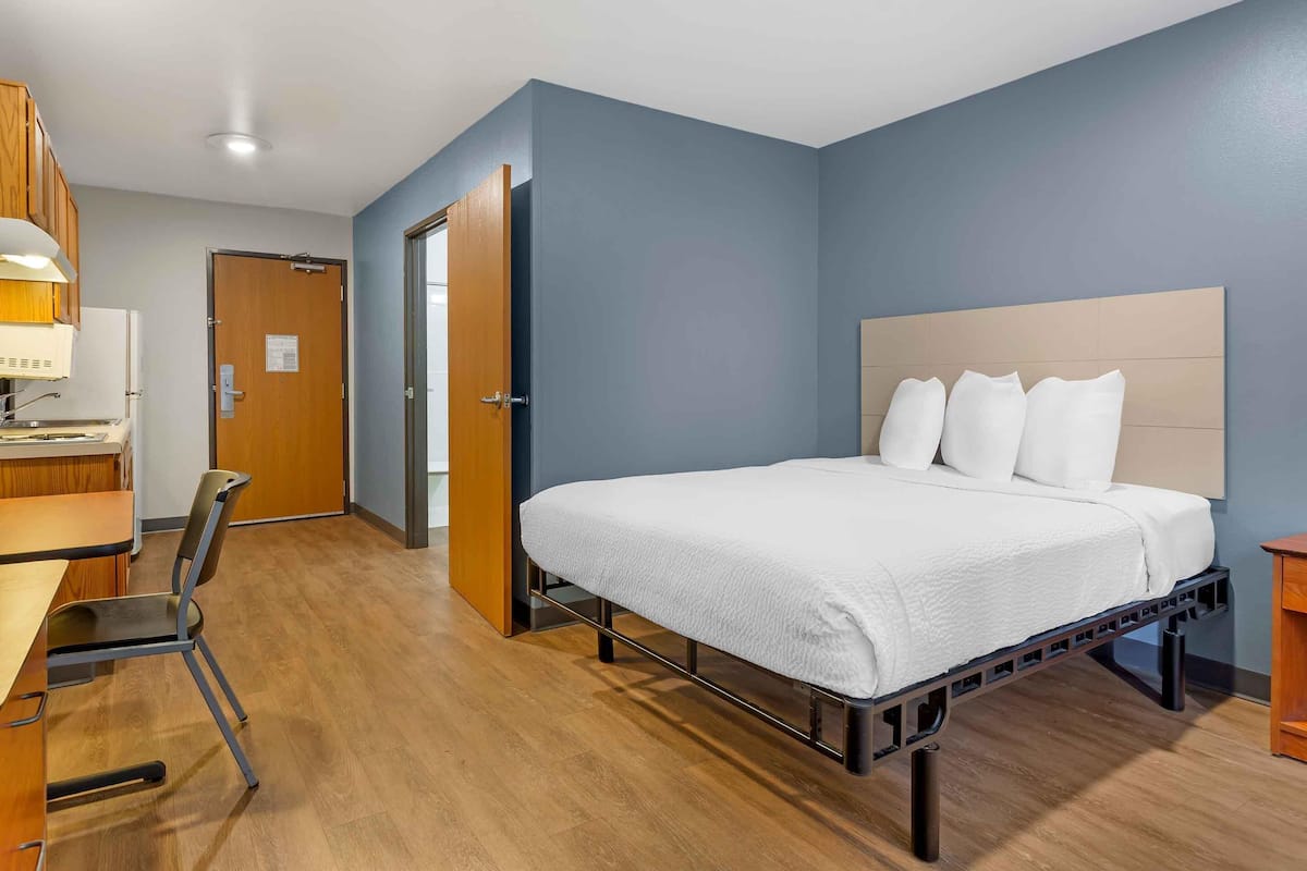 Desk, laptop workspace, iron/ironing board, free WiFi