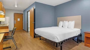 Room, 1 Double Bed, Accessible Bathtub, Non Smoking (Kitchen) | Desk, laptop workspace, iron/ironing board, free WiFi