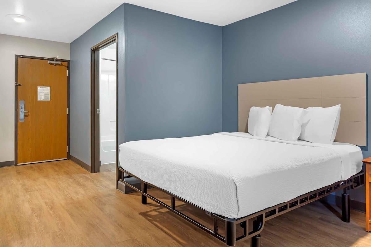 Standard Studio, 1 Double Bed, Non Smoking, Refrigerator & Microwave | Desk, laptop workspace, iron/ironing board, free WiFi