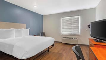 Room, 1 Double Bed, Accessible Bathtub, Non Smoking (Kitchen) | Desk, laptop workspace, iron/ironing board, free WiFi