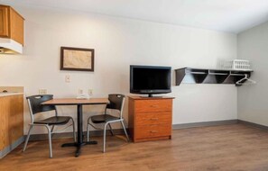 Room, 1 Double Bed, Non Smoking, Kitchen | Desk, laptop workspace, iron/ironing board, free WiFi