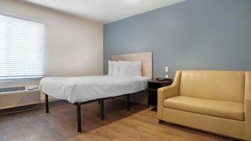 Room, 1 Double Bed, Accessible Bathtub, Non Smoking (Kitchen) | Desk, laptop workspace, iron/ironing board, free WiFi