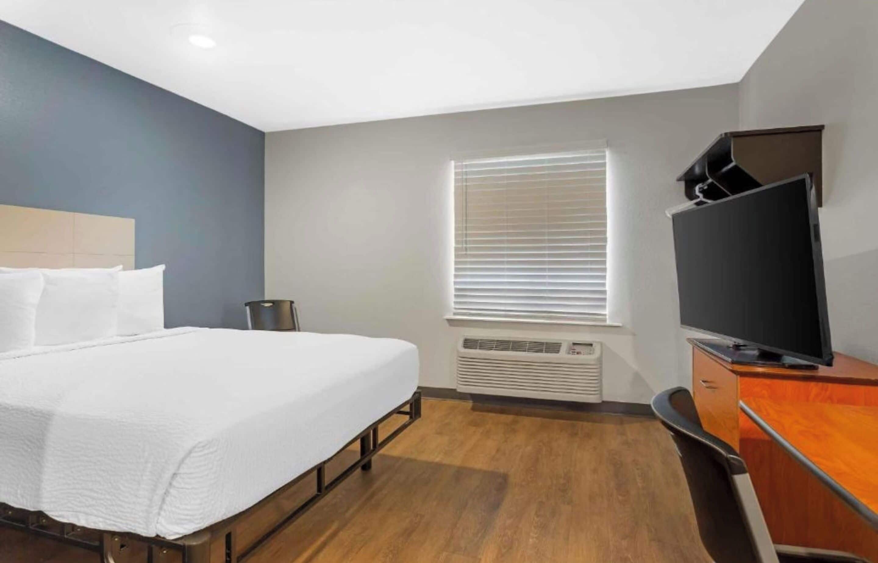 Room, 1 Double Bed, Accessible Bathtub, Non Smoking (Kitchen) | Desk, laptop workspace, iron/ironing board, free WiFi