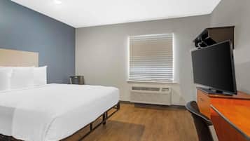Room, 1 Double Bed, Accessible Bathtub, Non Smoking (Kitchen) | Desk, laptop workspace, iron/ironing board, free WiFi