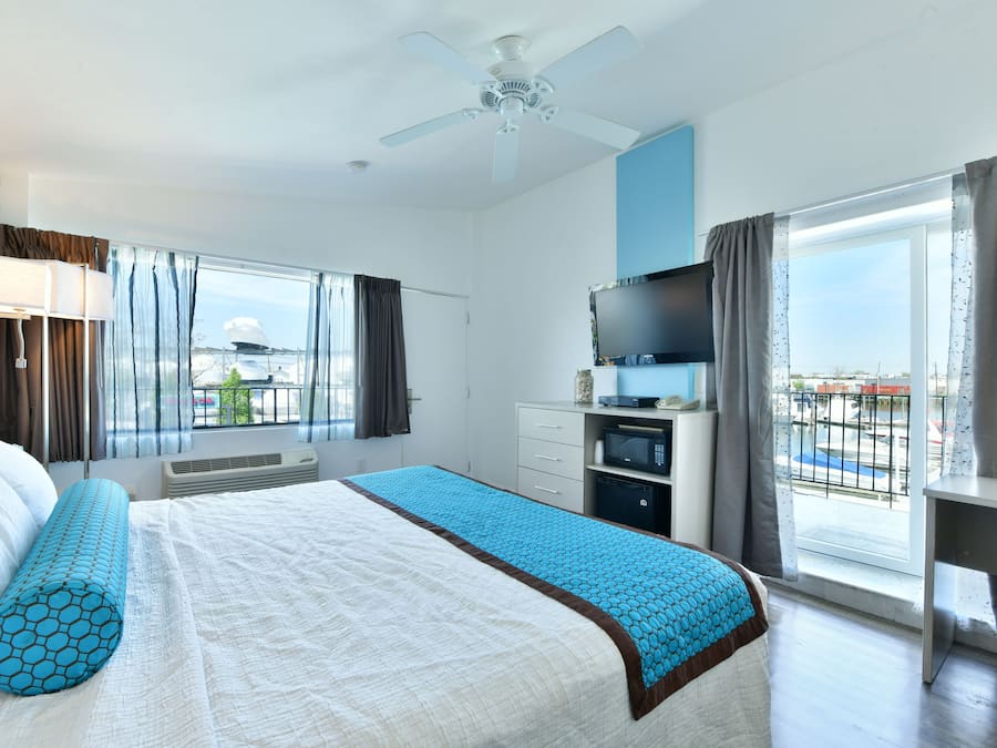 Superior-huone, 1 suuri parisänky, merinäköala | Ylelliset vuodevaatteet, työpöytä, silitysrauta/-lauta, ilmainen Wi-Fi