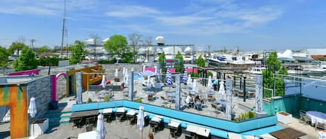 DĂźner et souper servis sur place, vue sur la mer