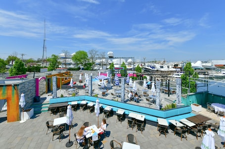 Se sirven almuerzos y cenas; cocina latinoamericana; con vista al mar. The Freeport Inn and Marina