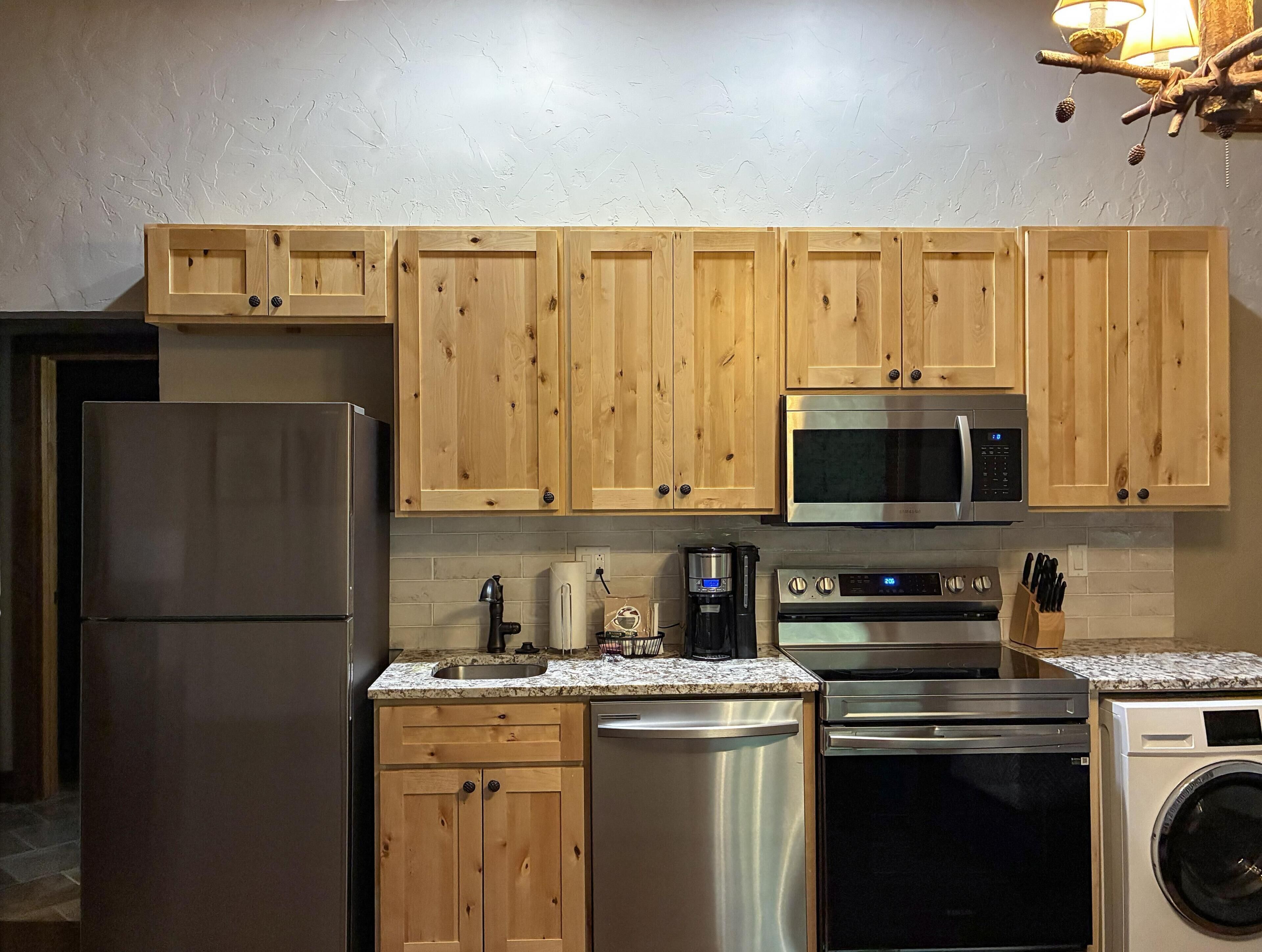 Room, 1 King Bed, Kitchen, Lake View | Private kitchen