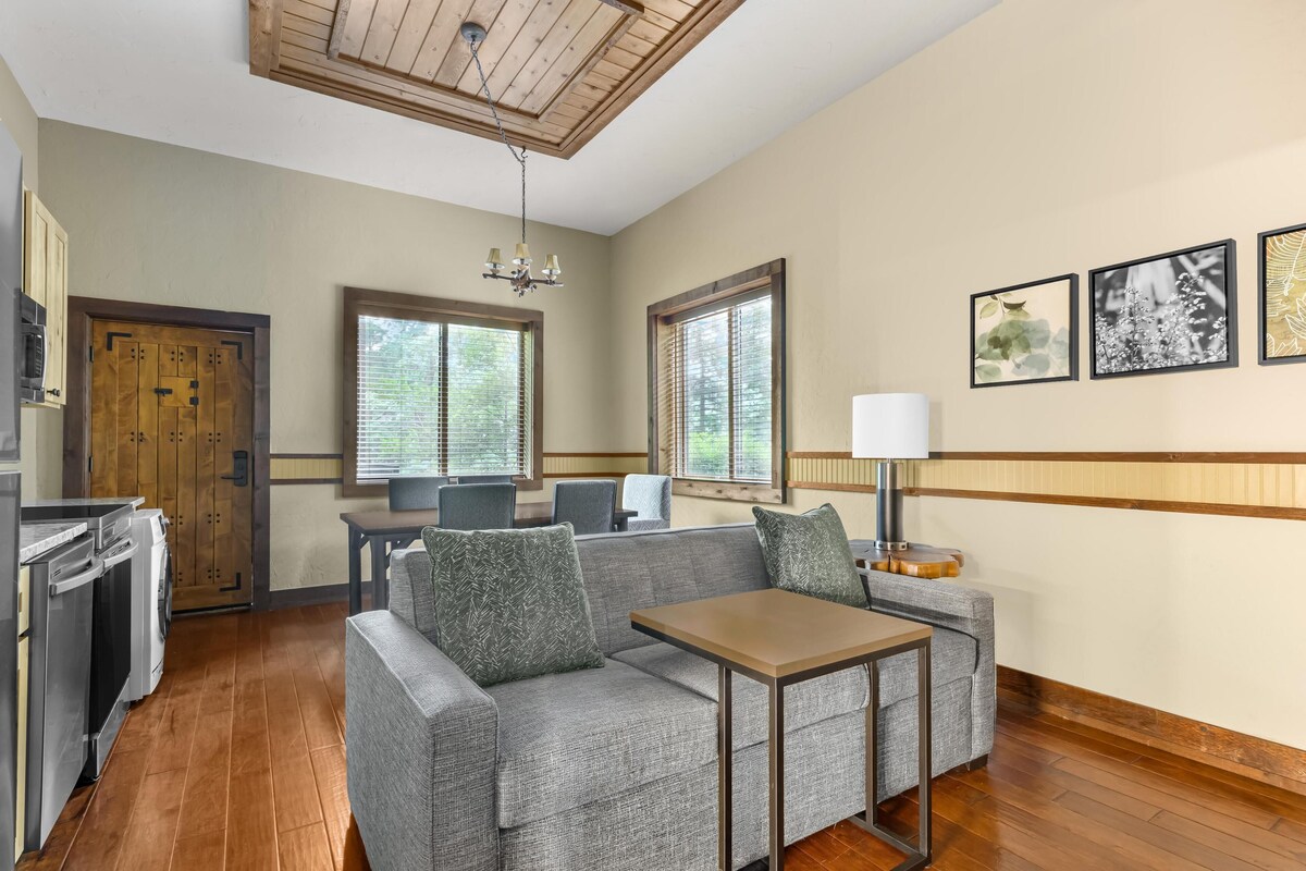 Room, 1 King Bed, Kitchen, Lake View | Living area