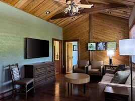 Habitación, 3 habitaciones, vistas al lago | Zona de estar