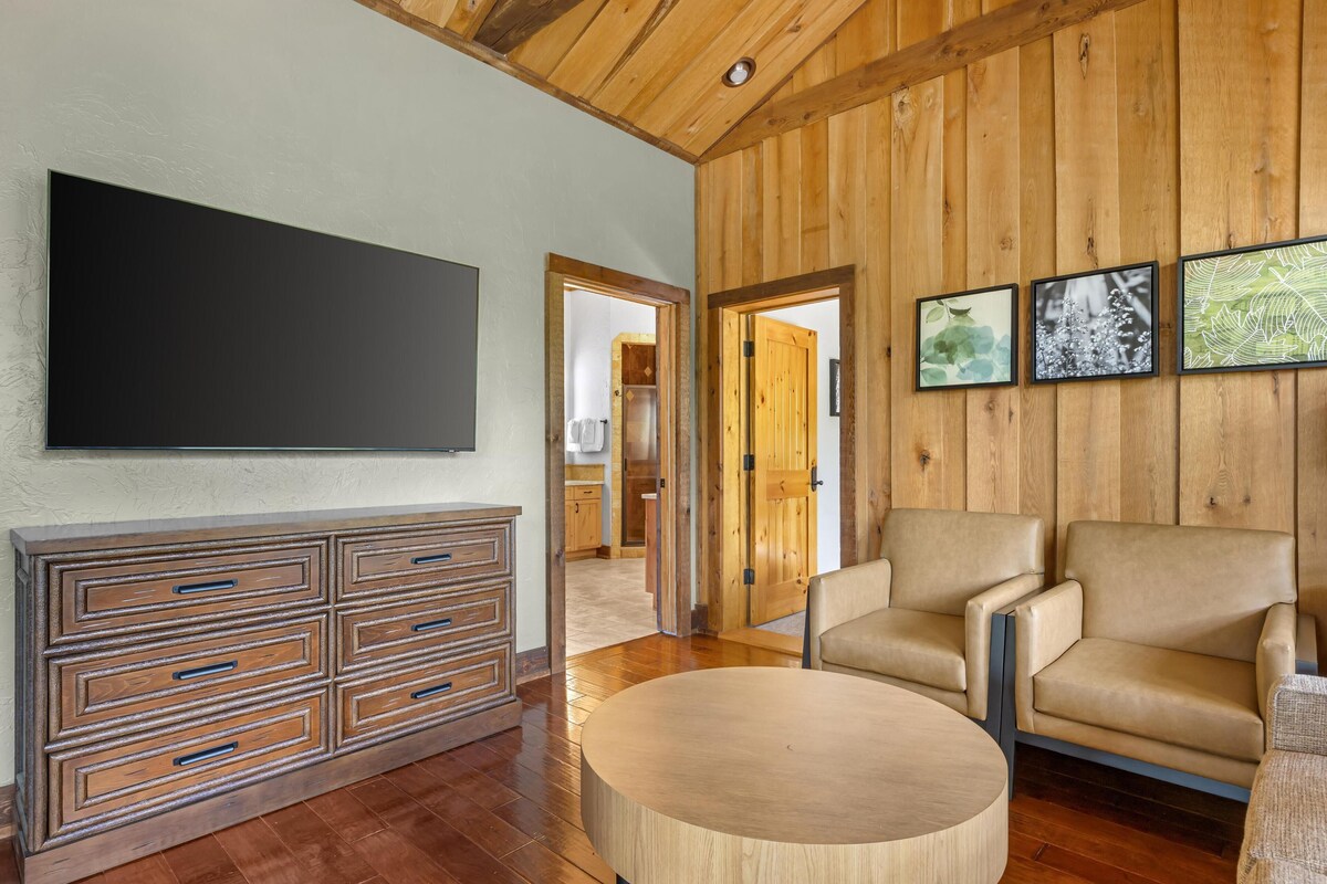 Room, 3 Bedrooms, Lake View | Living area