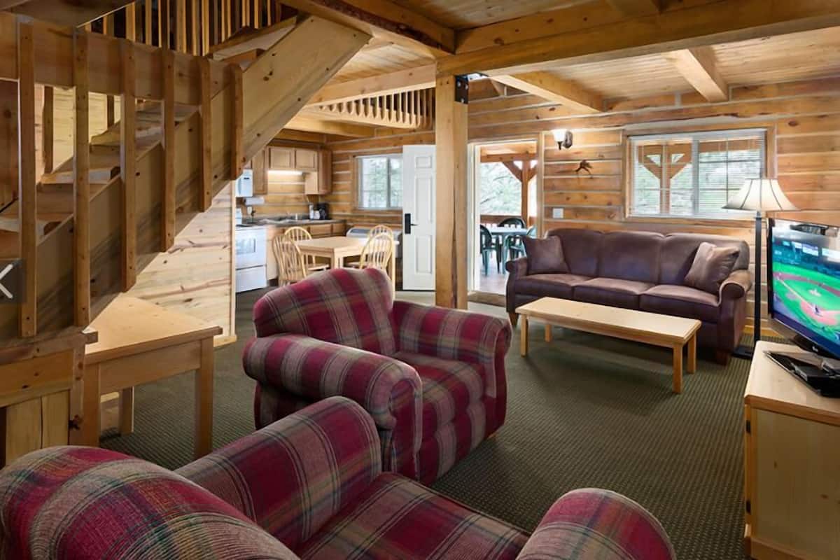 Queen Loft Cabin, 3 Twins, Kitchen | Zona de estar | Televisión de pantalla plana de 35 pulgadas con canales por cable