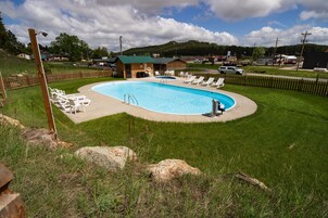 Una piscina al aire libre de temporada