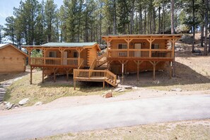 2 Queen Cabin | Individually furnished, desk, blackout curtains, iron/ironing board - Rock Crest Lodge And Cabins (Custer)