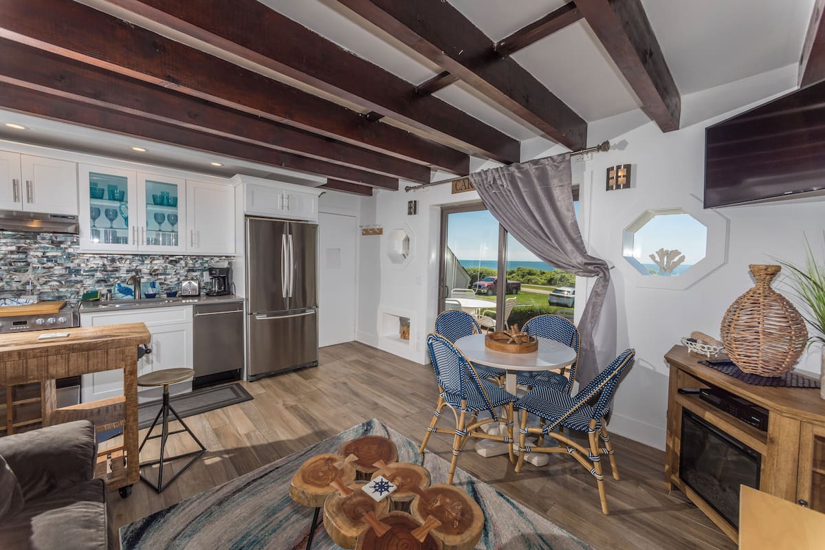 suite, 1 bedroom (lower level) | living area | tv