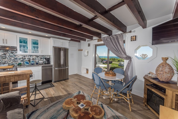 Suite, 1 kamar tidur (Lower Level) | Area keluarga | TV