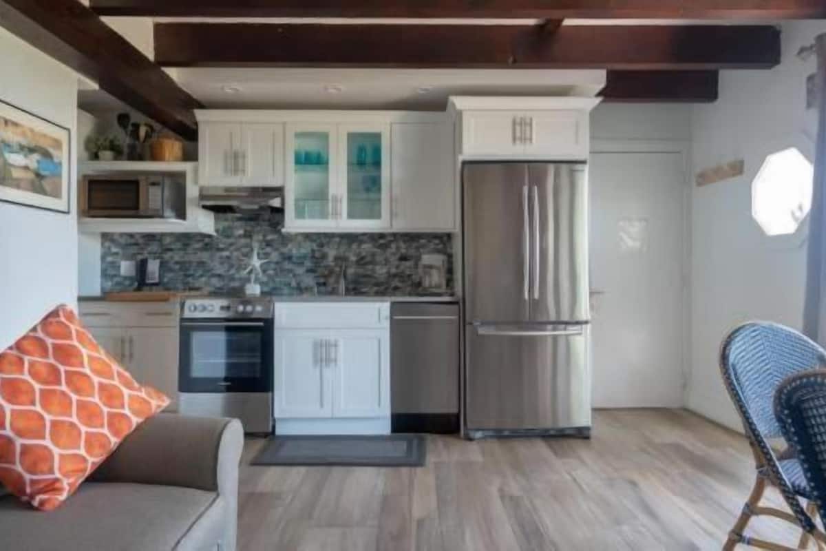 toaster, cookware/dishes/utensils, paper towels