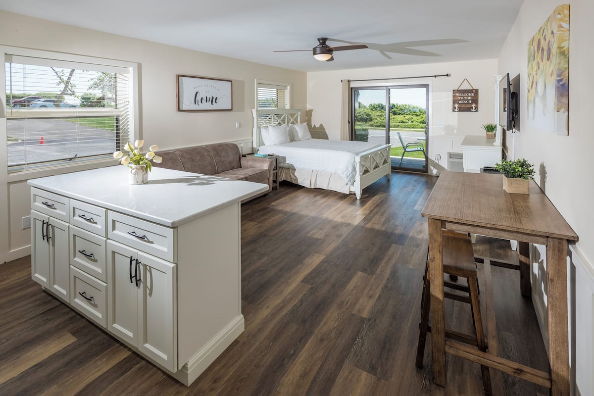 studio (lower level corner) | 1 bedroom, individually decorated, individually furnished, free wifi