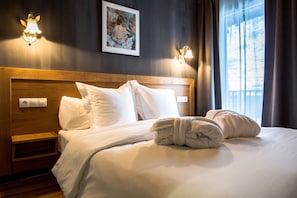 Tweepersoonskamer, 1 tweepersoonsbed | Een kluis op de kamer, een bureau, verduisterende gordijnen