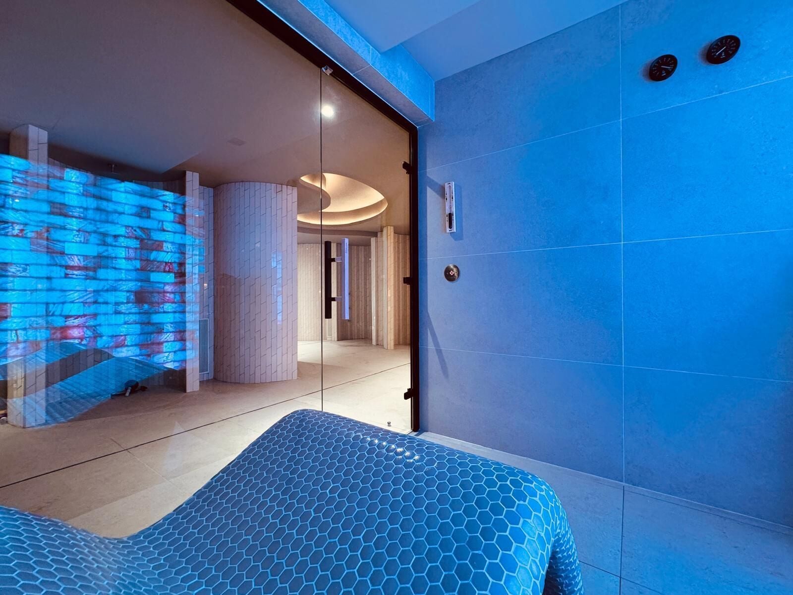 Kuumakivihierontaa, urheiluhierontaa, vartalon kuorintoja, kasvohoitoja