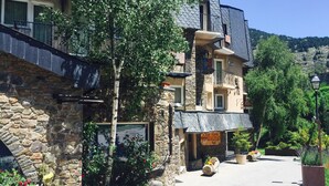 Front of property - Hotel Llop Gris (El Tarter)