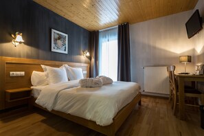 Dobbeltrom, 1 dobbeltseng | Safe på rommet, skrivebord, blendingsgardiner og lydisolert