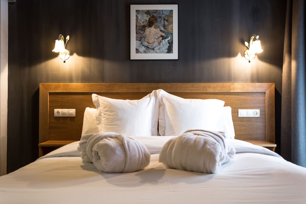 double room, 1 double bed | in-room safe, desk, blackout curtains, soundproofing