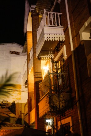 Façade de l’hébergement - soirée/nuit