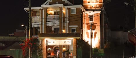 Façade de lâhĂ©bergement - soirĂ©e/nuit