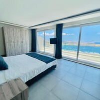 Cortinas opacas, tabla de planchar con plancha, cunas y wifi gratis
