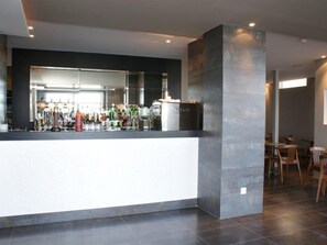 Bar (trong khuôn viên)