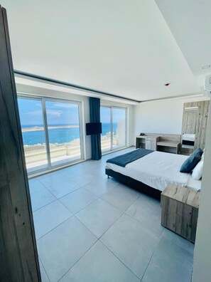 Màn/rèm cản sáng, bàn ủi/dụng cụ ủi quần áo, nôi/giường cho trẻ sơ sinh