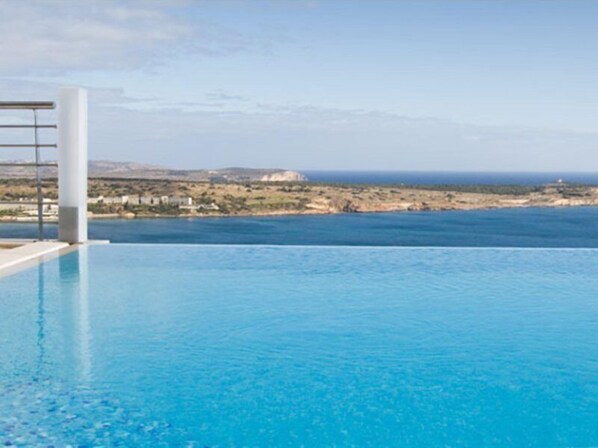 Hồ bơi ngoài trời