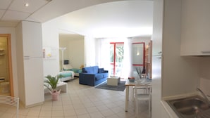 A modern apartment with a living room, kitchen, and a balcony. - Residence Venice (Quarto d'Altino)