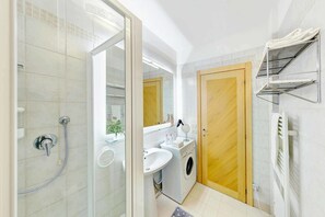 Departamento Deluxe | Baño | Regadera, secadora de cabello, bidet, toallas 