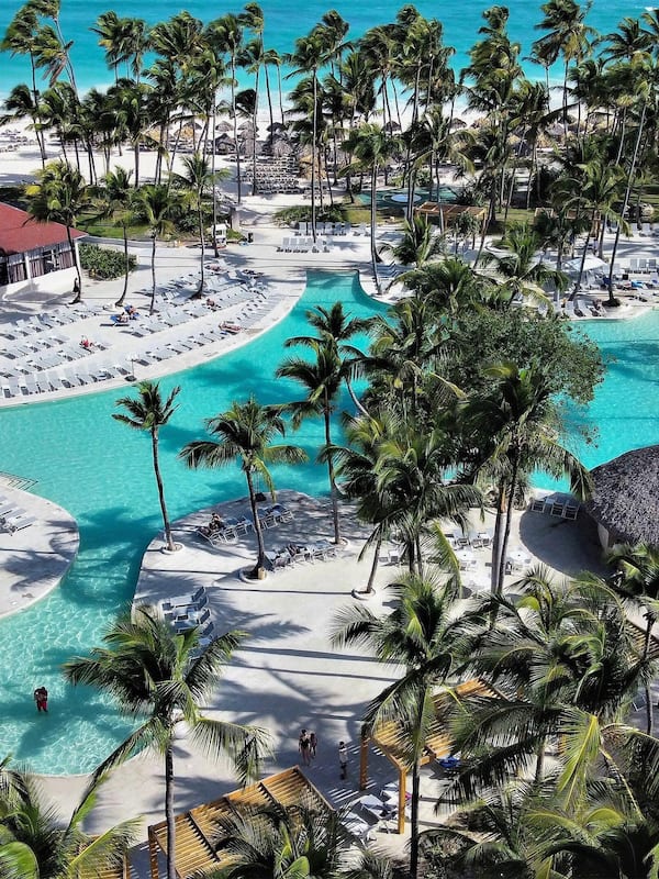 3 outdoor pools, pool umbrellas, sun loungers