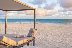 On the beach, white sand, free beach shuttle, sun-loungers