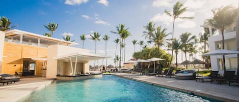 3 Außenpools, Sonnenschirme, Liegestühle