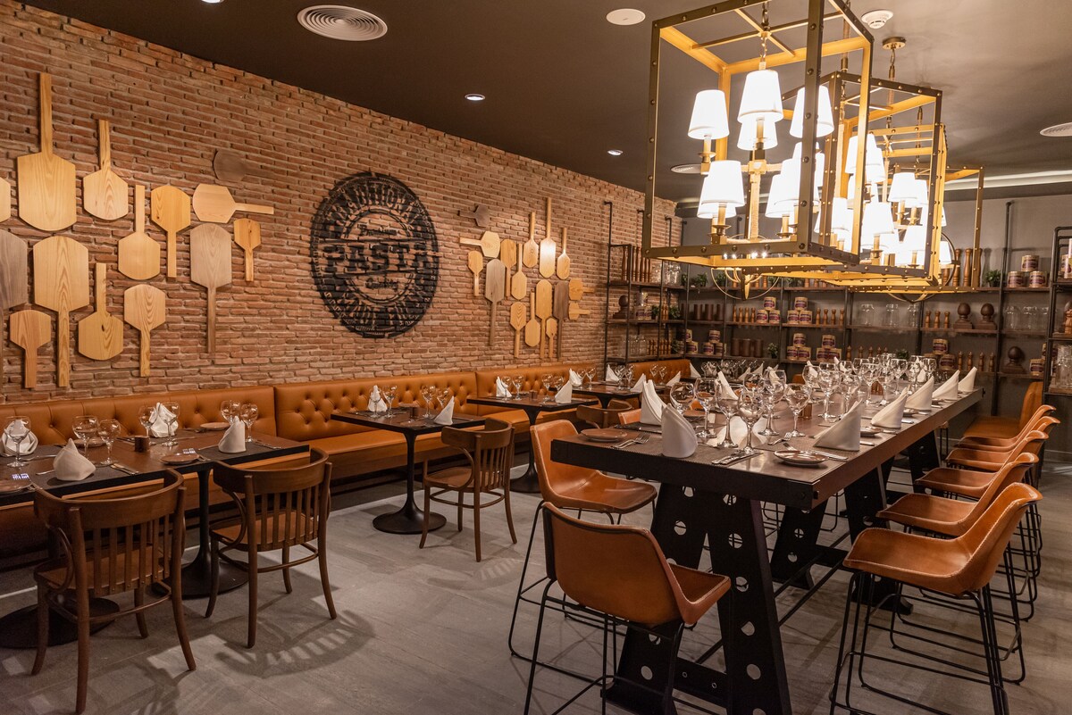 10 restaurants, breakfast, lunch, dinner served; Indian cuisine